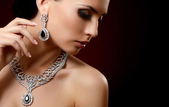 How To Pick The Right Necklace that Perfectly Complements Your Neckline